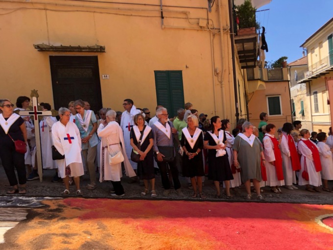 Le spettacolari foto dell’Infiorata di Via Carducci. Il presidente “Vogliamo portare avanti le tradizioni”