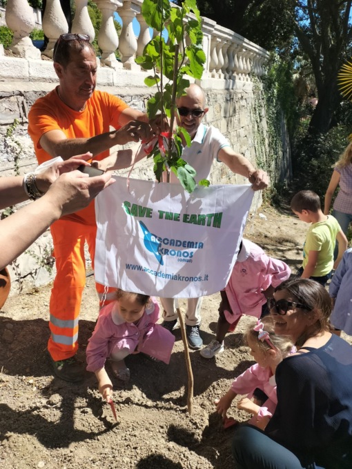 Tre nuovi alberi grazie ai bambini della Littardi