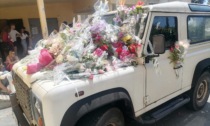 L'auto coperta di fiori: il commosso addio degli studenti al loro preside