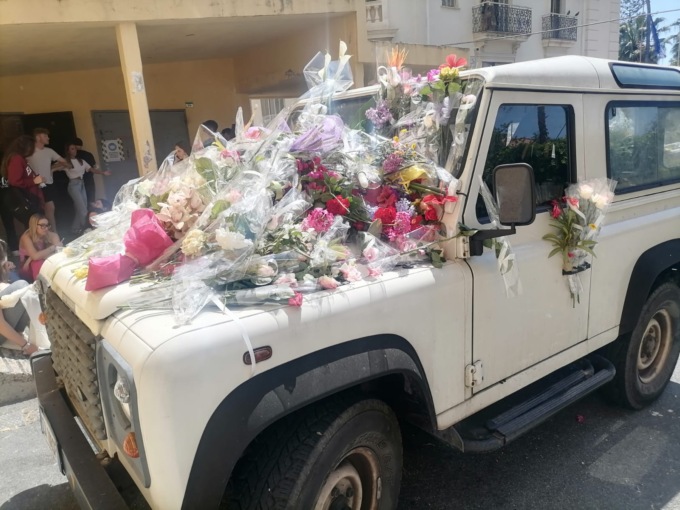 L’auto coperta di fiori: il commosso addio degli studenti al loro preside