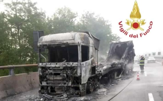 Rogo in autostrada, tir distrutto dalle fiamme. Illeso l’autista