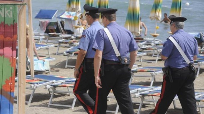 Furiosa rissa in spiaggia nella notte coltellate anche al gestore