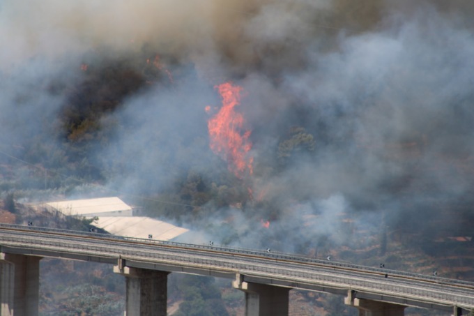 Fiamme a Taggia. Tre persone evacuate