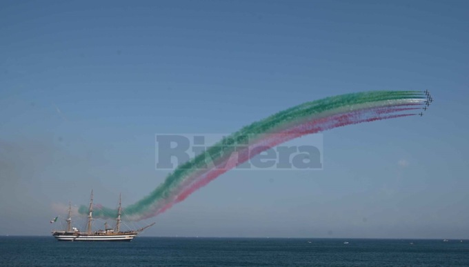 Imperia col naso all’insù le foto delle Frecce Tricolore
