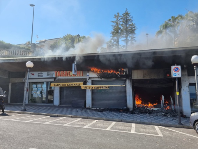Incendio in corso Imperatrice a Sanremo distrutto negozio una persona intossicata
