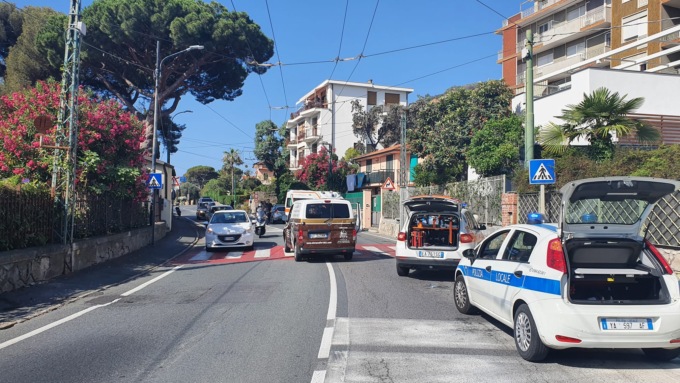 Donna investita sulle strisce pedonali