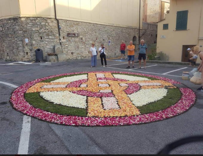 Torna l’Infiorata a Diano Castello