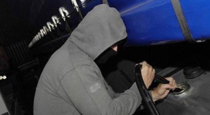 Tenta di rubare oltre 100 litri di gasolio, arrestato idraulico
