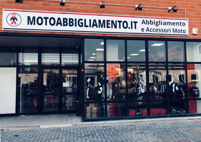 Motoabbigliamento.it, il vantaggio di poter scegliere tra oltre 15mila articoli di abbigliamento e accessori moto
