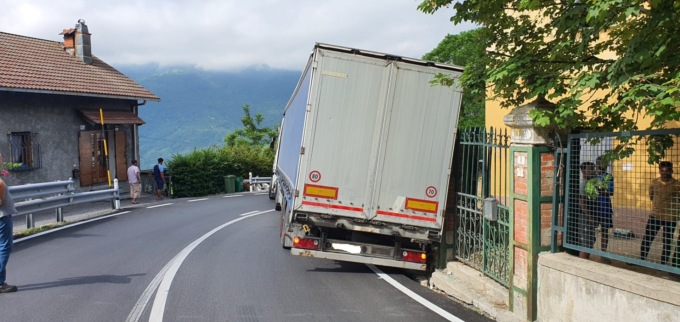 Tir incastrato sul Nava. Intervento dei Vigili del Fuoco