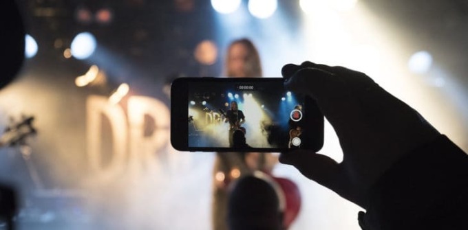 Filma con il telefonino il fondoschiena di una ragazzina e gli amici lo riempiono di botte