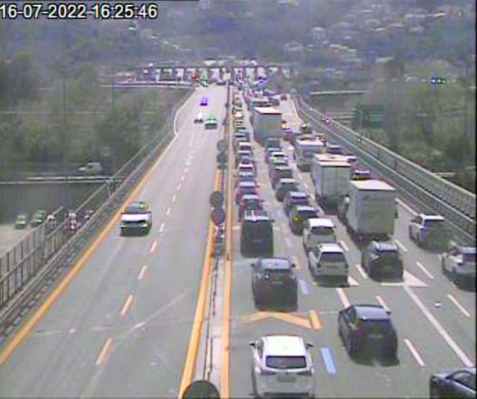 Esodo in Costa Azzurra: coda di 4 km tra Bordighera e la barriera di Ventimiglia