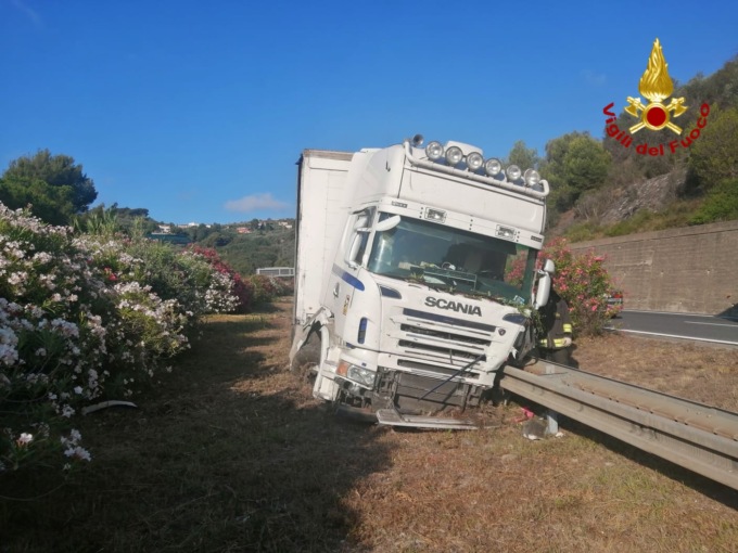 Camion fuori strada e code sull’Autofiori