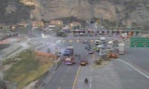 Ventimiglia: brucia mezzo pesante alla barriera dell'A10 , traffico bloccato verso Francia