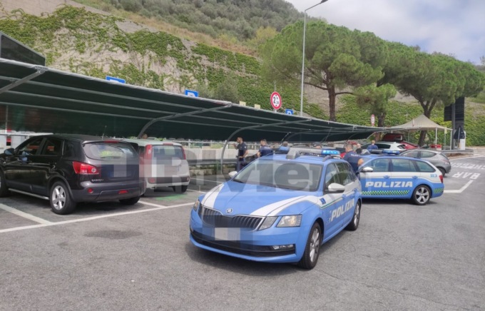 Ruba un’auto dell’Asl e si dirige verso il confine, ma è intercettato dalla polizia stradale