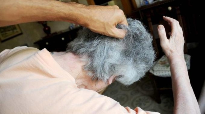 Insulti e minacce con il coltello alla madre, 49enne di Sanremo in carcere