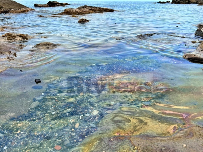 L’inquinamento della costa dopo l’incendio della barca al largo di Ospedaletti. Video