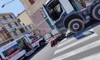 Travolta con lo scooter da una betoniera: molto grave donna di 61 anni. Video