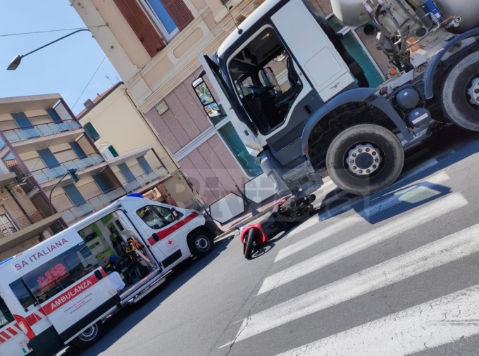Travolta con lo scooter da una betoniera: molto grave donna di 61 anni. Video