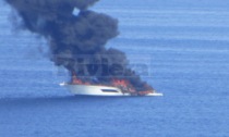 I video della barca che brucia al largo di Ospedaletti, diportista salvato dalla Guardia Costiera