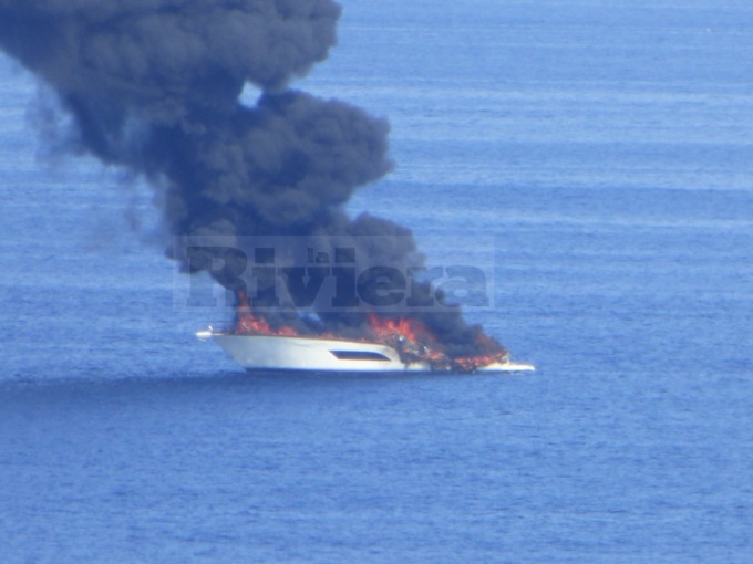 I video della barca che brucia al largo di Ospedaletti, diportista salvato dalla Guardia Costiera