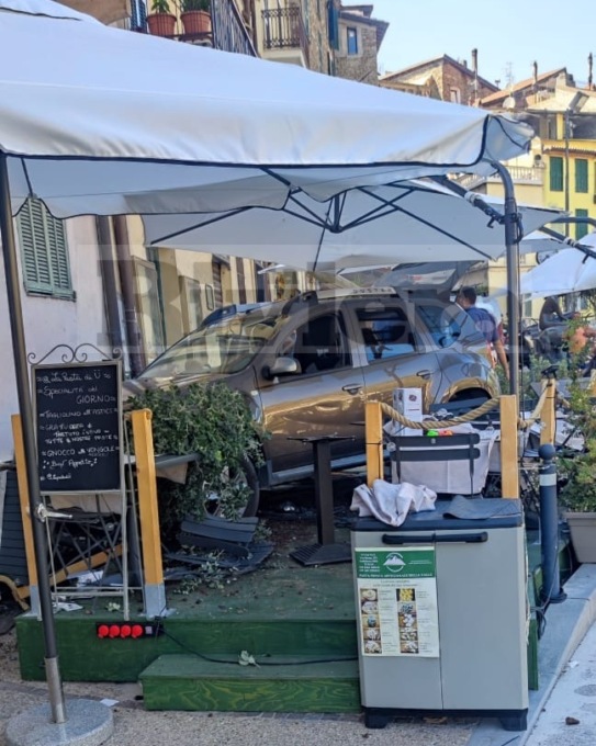 Auto come un proiettile nel dehor, ma per miracolo il ristorante è chiuso