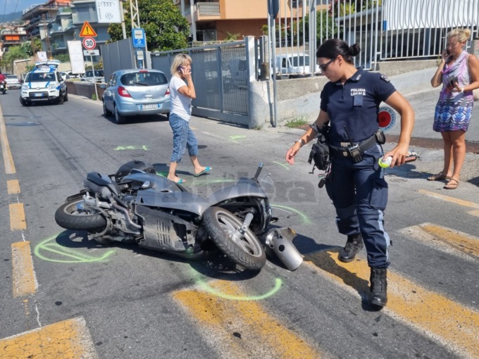 Schianto auto e moto in corso Mazzini a Sanremo, ferito un uomo