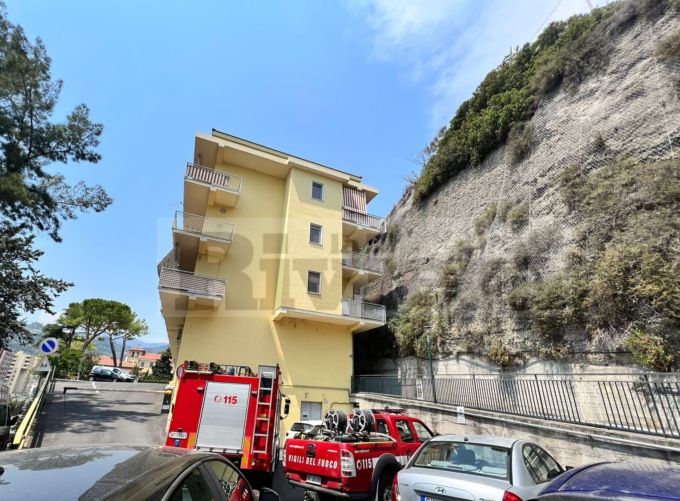 Inseguito per il sospetto furto di un’auto si lancia sotto strada e rischia di precipitare
