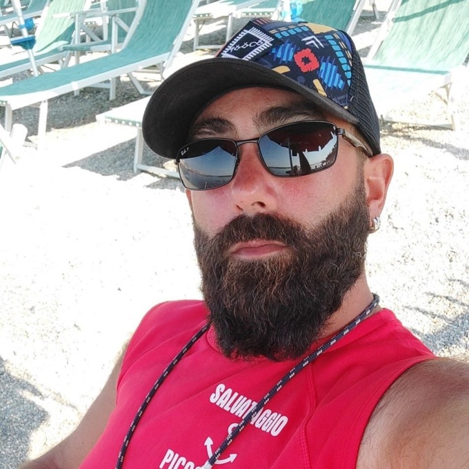Donna si sente male in spiaggia. Salvata dalla tenacia del bagnino