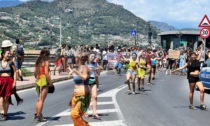 No Border in piazza a Ventimiglia per la libera circolazione dei migranti in Europa