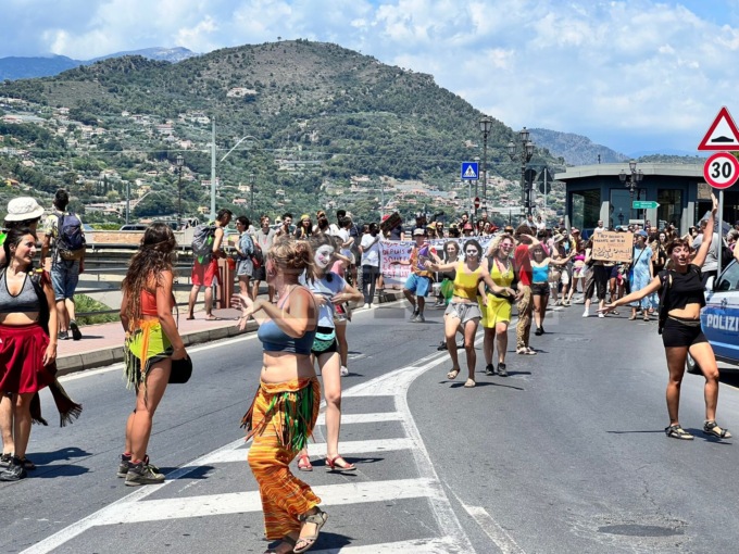 No Border in piazza a Ventimiglia per la libera circolazione dei migranti in Europa