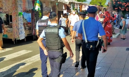 Pattuglie miste gendarmeria e carabinieri al mercato di Ventimiglia