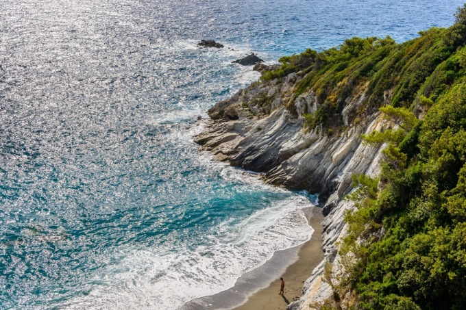 Baie remote nel blu, calette nel verde. Ecco alcune delle spiagge segrete della Liguria