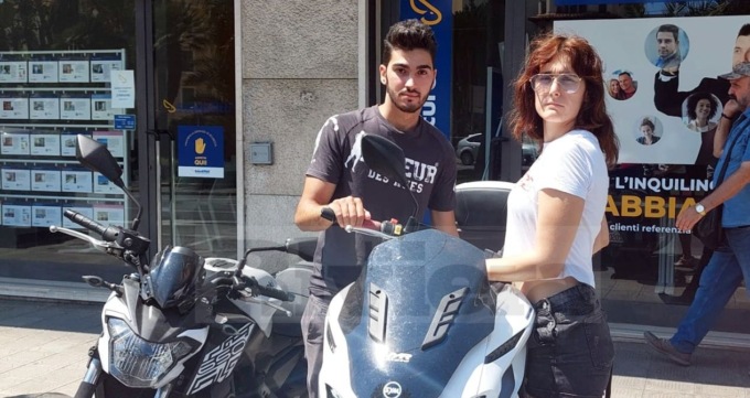 La disavventura di una giovane modella: tre ore sotto il sole ad aspettare il soccorso stradale