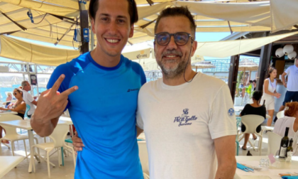 L'atleta paralimpico Alessandro Ossola in spiaggia a Sanremo