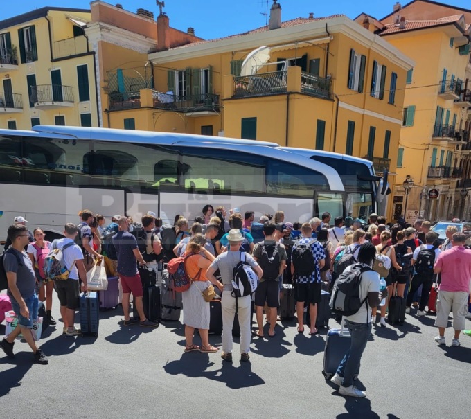 Auto precipita sulla ferrovia: morto 21enne, treni per la Francia nel caos