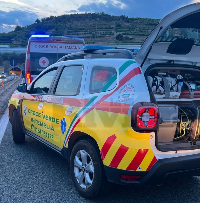 Auto elettrica si blocca sull’Autofiori e provoca tamponamento