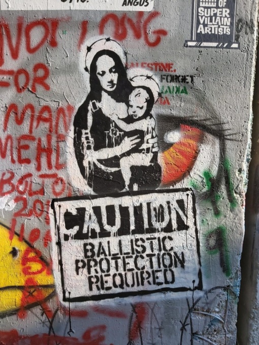 La mostra dell’artista-attivista Cake$ sui graffiti di Betlemme