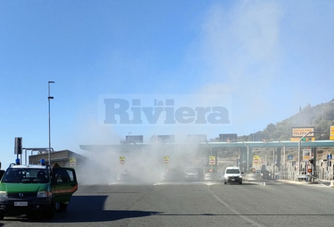 Principio di incendio di un furgone al casello di Taggia dell’A10