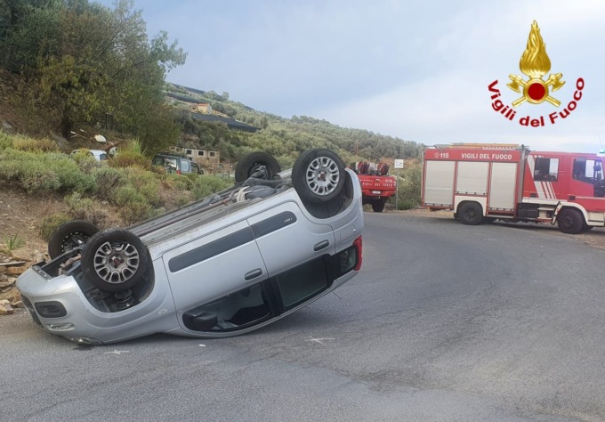 Auto cappottata, 20enne in ospedale