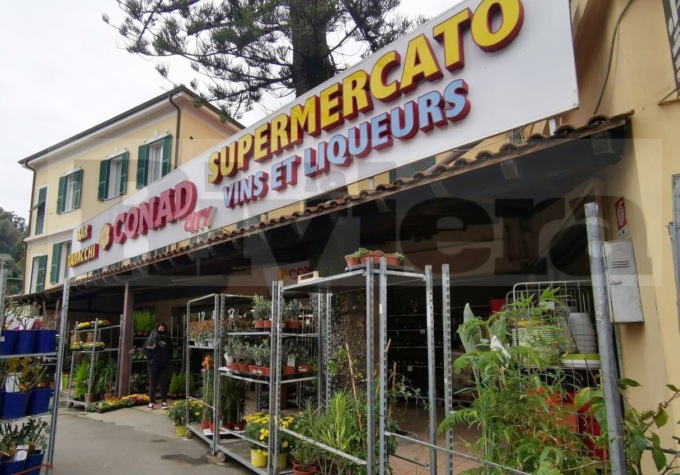La “banda del buco” entra nel Conad di Latte: 4 ladri tutti incappucciati
