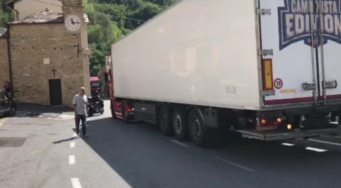 Camion incastrato sulla Statale 28, traffico in tilt