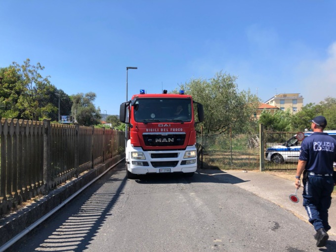 Sterpaglie in fiamme a Diano Marina