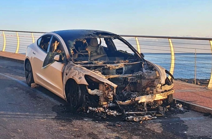 In fiamme una vettura Tesla elettrica a Imperia