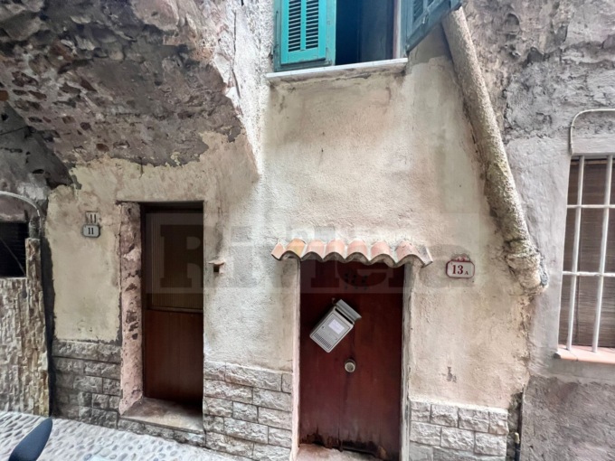 Ordinato lo sgombero della casa in cui il proprietario venne trovato cadavere dopo settimane