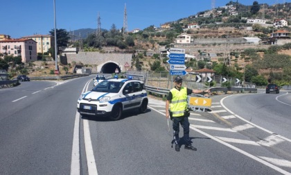 Fiamme da un'auto in galleria. Chiuso tratto di Aurelia Bis