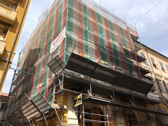Appartamenti a rischio crollo, famiglie evacuate