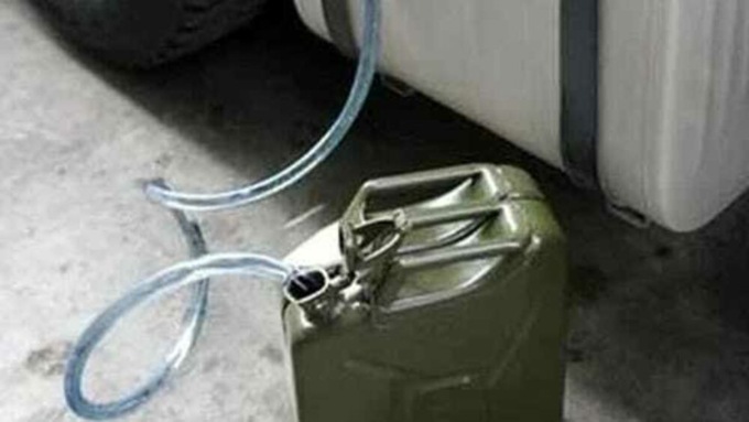 Rubava carburante dal suo camion dei rifiuti. Arrestato autista infedele