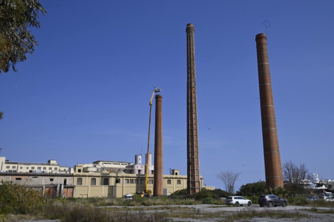 Addio alla ciminiera centrale delle Ferriere: verrà demolita