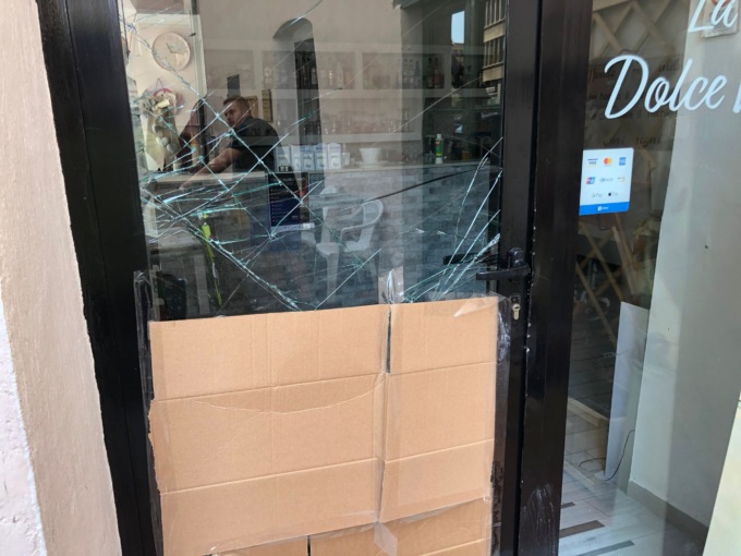 Furto con spaccata in un bar del centro
